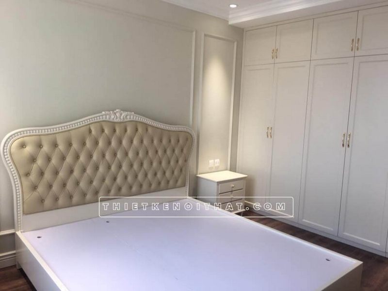 Không gian phòng ngủ được trang hoàng bằng nội thất chính màu trắng điểm nhấn vàng