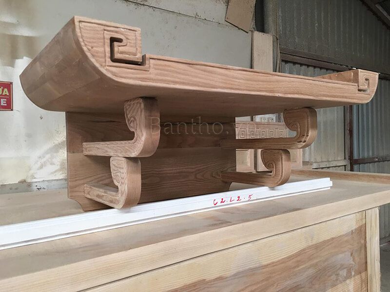 Mẫu bàn thờ gỗ tự nhiên cho chung cư với kiểu dáng nhỏ gọn treo lên tường giúp tiết kiệm diện tích không gian căn nhà.